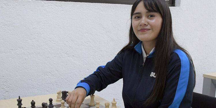 Obtiene alumna BUAP medalla de plata en ajedrez
