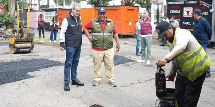 Pepe Chedraui continúa recorriendo la capital con el programa permanente «Bacheando Puebla»