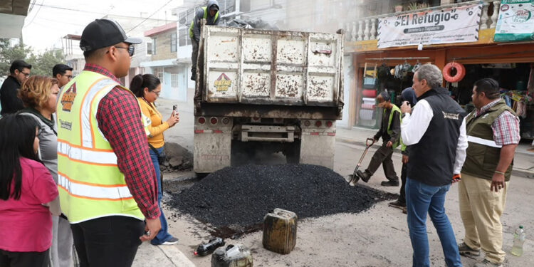 Supervisa Pepe Chedraui trabajos de bacheo en colonia Popular Castillotla