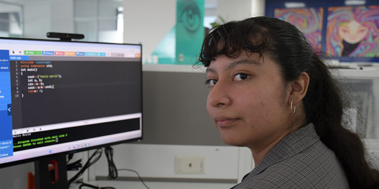 Egresada BUAP gana medalla de oro en la Quinta Olimpiada Mexicana Femenil de Informática
