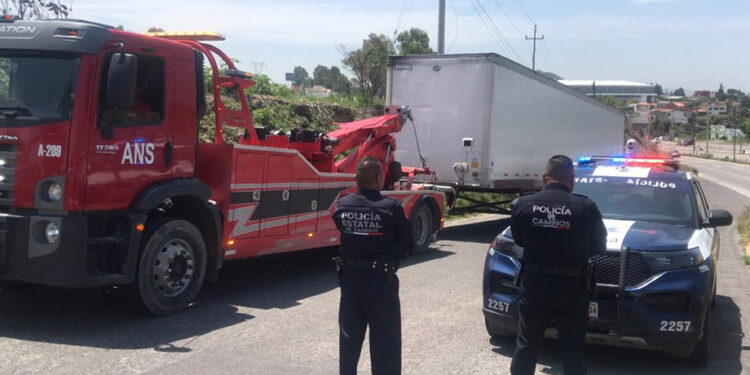Policía Estatal de Caminos recupera contenedor robado con violencia y asegura vehículo en Tlatlauquitepec