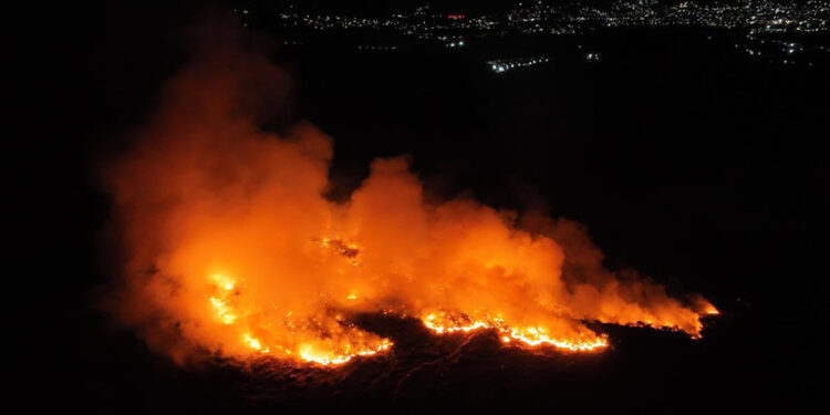 Gobierno del Estado combate incendio en Acatlán de Osorio