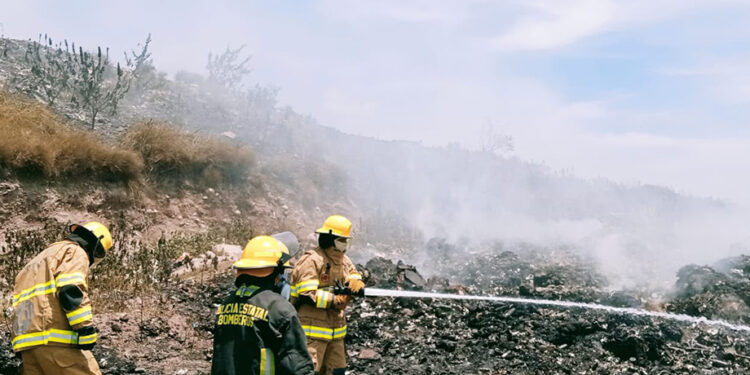 Protección Civil reporta 60% de control en incendio de Acatlán