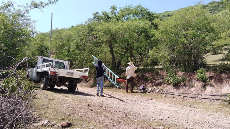 Llevan luz y progreso a Rancho Alegre