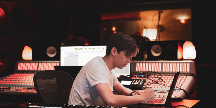 Fendy Cisneros, FLOTE y Luxtides recuperan la emoción y la nostalgia por la música electrónica con “Deep End”