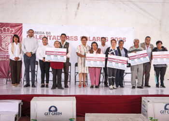 Omar Muñoz entrega 845 calentadores solares más a familias de Cuautlancingo
