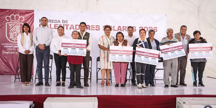 Omar Muñoz entrega 845 calentadores solares más a familias de Cuautlancingo