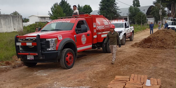 Protección Civil rescata a trabajadores tras derrumbe en Zacatlán