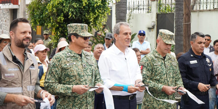 Entrega Pepe Chedraui rehabilitación vial en la Junta Auxiliar Ignacio Zaragoza, con el Tren Capitalino de Pavimentación