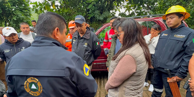 Protección Civil refuerza labores de rescate de familia atrapada en gruta de Cuetzalan