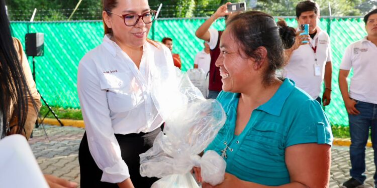 Mantiene SEDIF acompañamiento y apoyo a familias en Ocoyucan