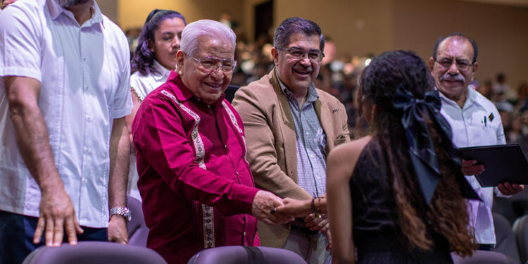 Egresan 150 estudiantes de instituciones educativas de Tecomatlán