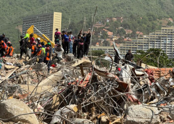 Crece la desesperación en La Guaira tras fuertes terremotos ante la violenta ausencia de las autoridades