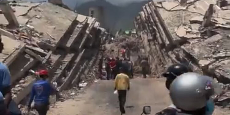 Crece la desesperación en La Guaira tras fuertes terremotos ante la violenta ausencia de las autoridades