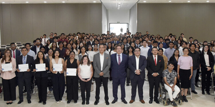 Entregan BUAP y Fundación BBVA reconocimientos a egresados de licenciatura