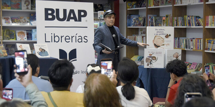 Presenta Mario Iván Martínez colección de cuentos infantiles en la Librería CCU