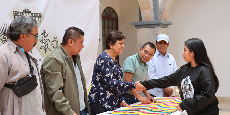 Amplían apoyo de transporte para estudiantes de Ahuatempan