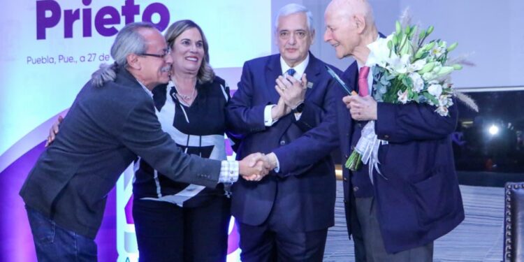 Celebran 45 aniversario del ISSSTEP con recital de Carlos Prieto