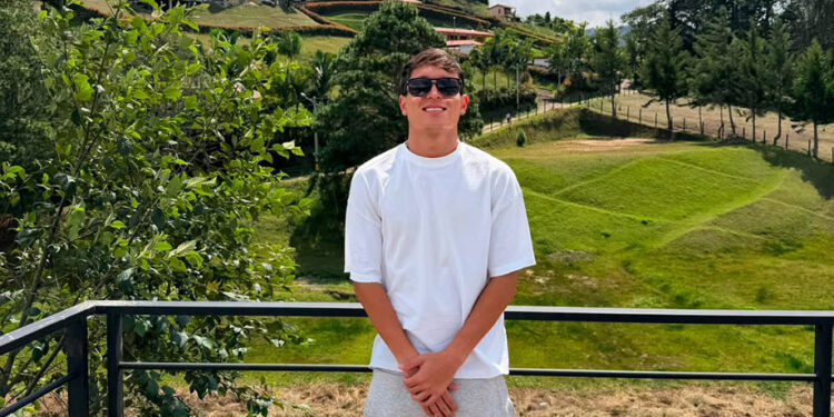 Omar González: El joven caraqueño que inspira a través de los viajes, el fitness y su pasión por la aviación