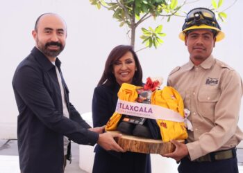 Gobernadora entrega uniformes y equipo especializado a combatientes forestales