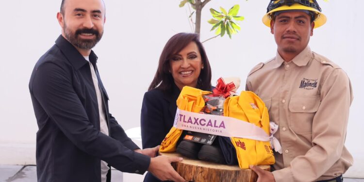 Gobernadora entrega uniformes y equipo especializado a combatientes forestales