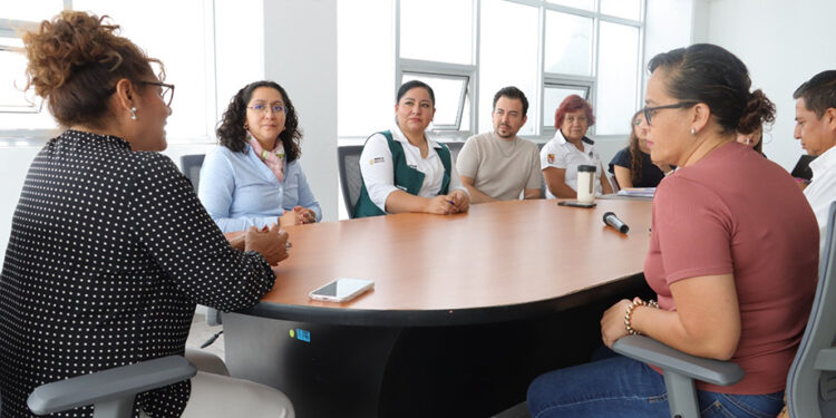 Tere Alfaro preside mesa de trabajo por adolescentes