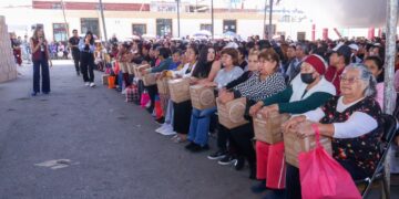 Entrega gobierno de Pepe Chedraui apoyos alimentarios en Guadalupe Hidalgo