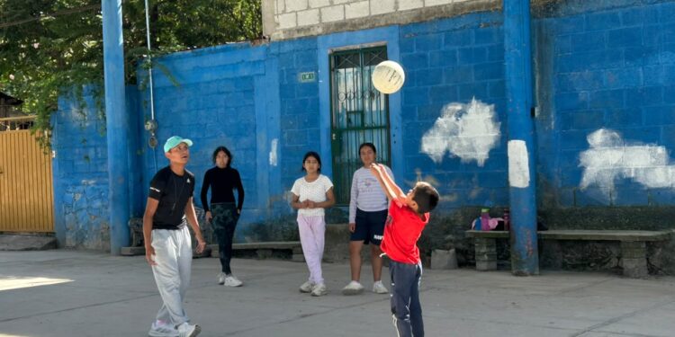 Forman a los niños con disciplina y hábitos saludables en Ahuatempan