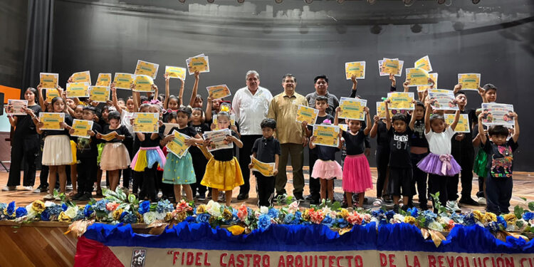 Educan a los niños en Tecomatlán con lectura, arte y deporte
