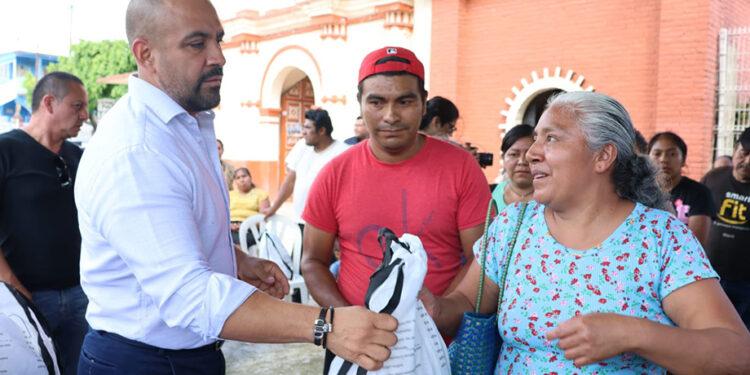 Acompaña y apoya SEDIF a familias de Tlaola ante deslaves
