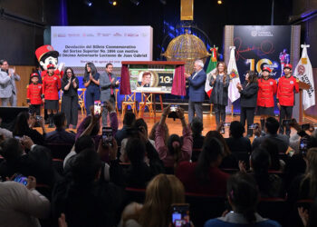 Olivia Salomón y el gobernador de Michoacán, Alfredo Ramírez, develan billete en honor a Juan Gabriel “el amor eterno de México”