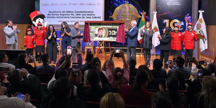 Olivia Salomón y el gobernador de Michoacán, Alfredo Ramírez, develan billete en honor a Juan Gabriel “el amor eterno de México”