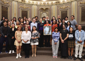 Reconocen en el Congreso del Estado a la escritora Kyra Galván