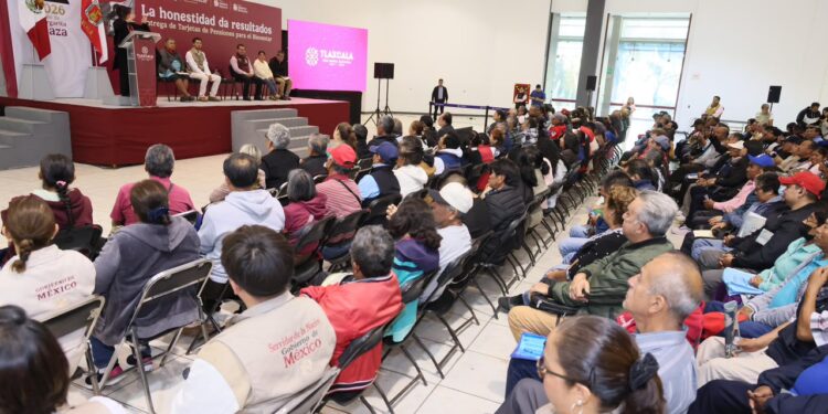 Reciben mujeres y adultos mayores tarjetas de programas de Bienestar