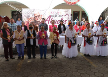 Omar Muñoz y Tere Alfaro celebran a los abuelitos de San Lorenzo Almecatla