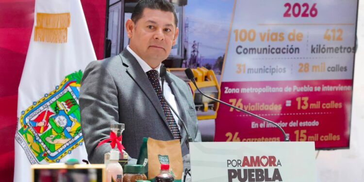 Gobierno estatal encabeza transformación histórica de caminos y vialidades con maquinaria propia