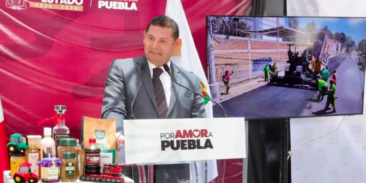 Dejar atrás “Puebla de los Baches” con trabajo fuerte en vialidades del Estado: AAM