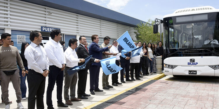 Dan banderazo de salida a nuevas unidades del Sistema de Transporte Universitario