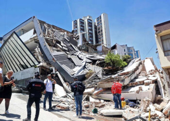 Asciende a 239 muertos rescatados de entre escombros en Colombia tras terremoto