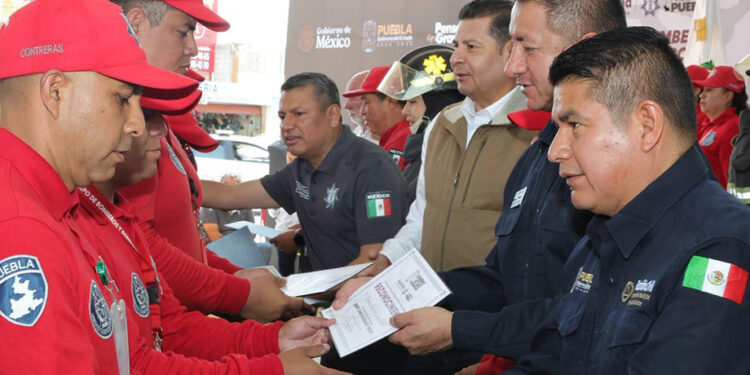 Con vivienda y equipamiento, Gobierno Estatal reconoce entrega heroica de bomberos