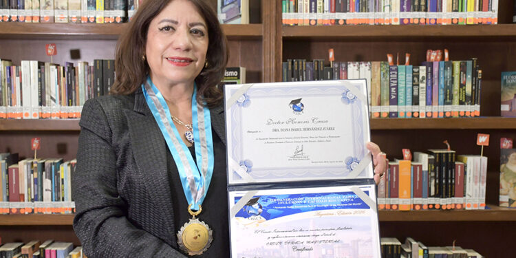 Académica de FFyL-BUAP recibe Doctorado Honoris Causa por la OIICE