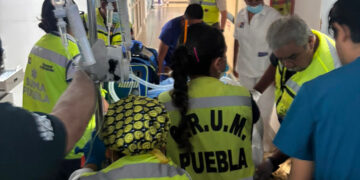Gobierno estatal garantiza atención especializada con traslado aéreo desde Acatlán