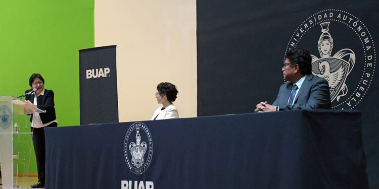 Dicta conferencia en la BUAP la subgobernadora del Banco de México