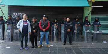 Despliegan Gobiernos de la Ciudad y Estatal operativo para liberar el corredor 5 de Mayo del comercio popular