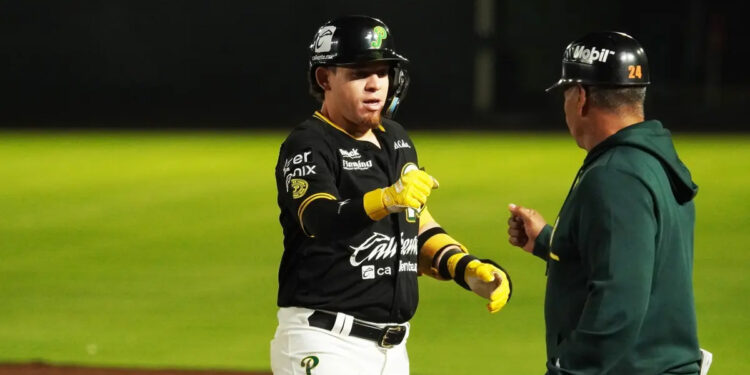 Triunfo de Pericos sobre El Águila y los emplumados llegan a 50 victorias en la campaña