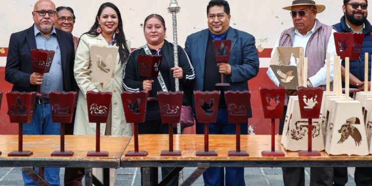 Con 500 faroles, Tonantzin Fernández respalda las tradiciones de Cholula