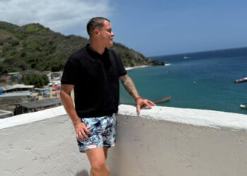 Yoel Díaz regresa a la cabina de Difusión Latina con un emotivo homenaje a los héroes del terremoto