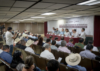 Secretaria Columba López sostiene diálogo positivo con productores en Sinaloa