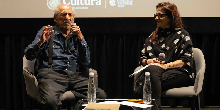 Óscar Menéndez recibe la medalla Salvador Toscano por seis décadas dedicadas a la memoria documental de México