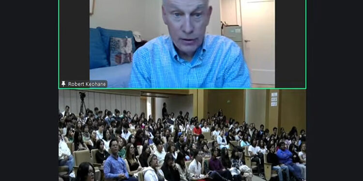 Dicta conferencia magistral el politólogo Robert Keohane a estudiantes de la BUAP
